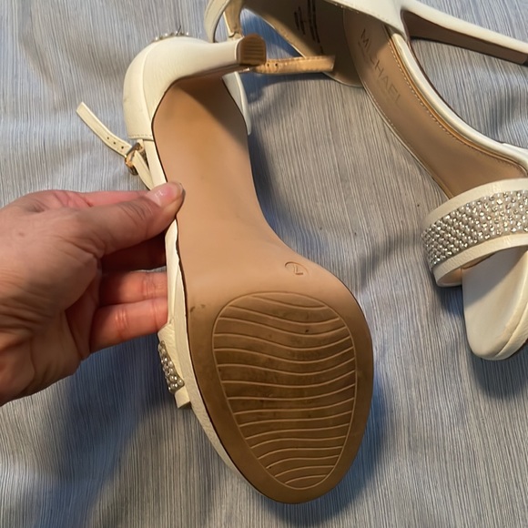 Womens heels with pearl accents!! - Picture 5 of 6